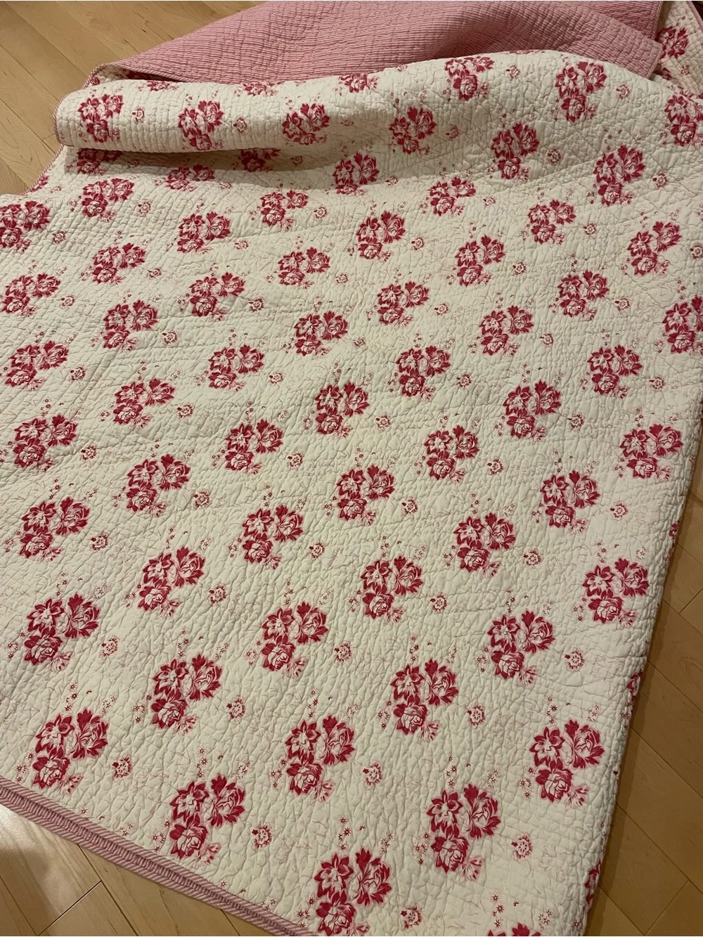 Vintage but perfect GORGEOUS quilted spread in a fantastic pattern. Large queen